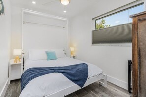 3 bedrooms, desk, iron/ironing board, travel cot - Beachy Blue Getaway! (Bonita Springs)