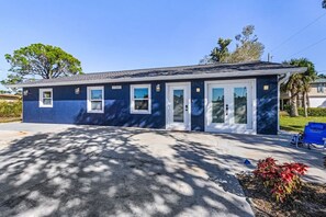 Exterior - Beachy Blue Getaway! (Bonita Springs)