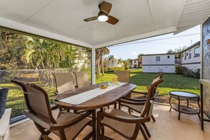 Outdoor dining - Beachy Blue Getaway! (Bonita Springs)