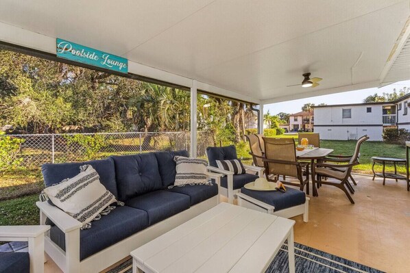 Outdoor dining - Beachy Blue Getaway! (Bonita Springs)