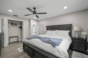 3 bedrooms, desk, iron/ironing board, travel crib