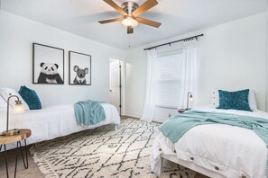 3 soverom, skrivebord, strykejern/-brett og reiseseng for barn