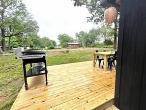 Outdoor dining - Lillian’s blackberry cabin (Ava)