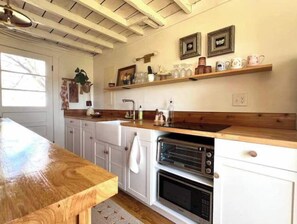 Private kitchen - Lillian’s blackberry cabin (Ava)