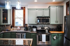 Fridge, microwave, oven, stovetop - 4bd Pittsburgh Escape: BBQ, Games, 10mins to UPitt (Pittsburgh)