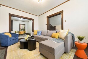 Smart TV, fireplace - Sleeps 10 · Walk to Carson St · BBQ & Fire Pit (Pittsburgh)