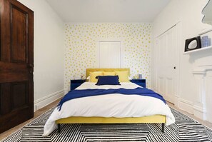 Desk, iron/ironing board, travel crib, free WiFi - Sleeps 10 · Walk to Carson St · BBQ & Fire Pit (Pittsburgh)