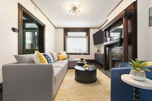 Smart TV, chimenea, videojuegos, libros