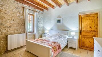 5 bedrooms, iron/ironing board, Internet, bed sheets