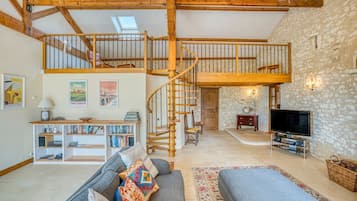 Smart TV, fireplace, ping pong, stereo