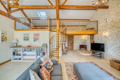 Maison Longchamps - Five Bedroom Villa, Sleeps 10