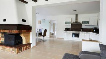 House | Private kitchen | Oven, electric kettle, toaster