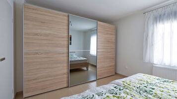 House | 3 bedrooms, individually furnished, iron/ironing board