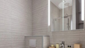 Ein modernes Badezimmer mit Toilette in Weiß, einem Holzwaschtisch mit Spiegel und einer Duschkabine.