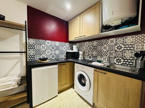 Fridge, microwave, oven, coffee/tea maker