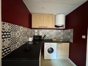 Refrigerador, microondas, horno y cafetera y tetera 