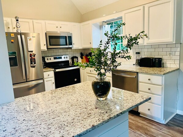 Frigorifero, microonde, forno, piano cottura