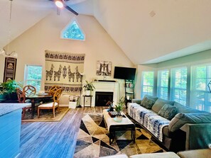 Smart TV, caminetto, libri, impianto stereo