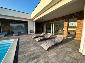 Villa | Alberca | Alberca techada y alberca al aire libre