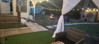 Silver Springs Retreat - 1 Min to the Springs & the Best Diner in town - Fenced