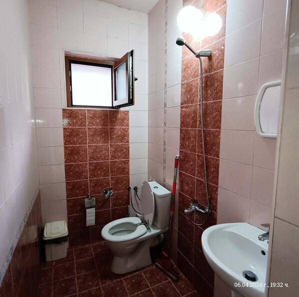 Regadera, secadora de cabello, bidet, toallas 