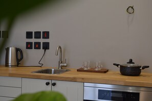 Apartment, 1 King Bed, Kitchenette | Private kitchenette | Full-size fridge, microwave, oven, stovetop