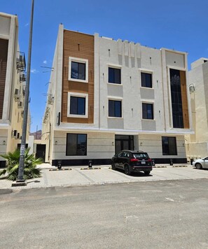 住宿正面 - 傍晚/夜晚