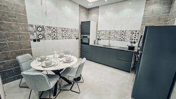 Departamento Deluxe, 2 habitaciones, cocineta | Cocina privada | Refrigerador con congelador, microondas, horno y parrilla de estufa