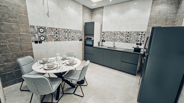 Deluxe-Apartment, 2 Schlafzimmer, Kochnische | Eigene Küche