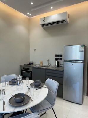 Lägenhet - 1 kingsize-säng - pentry | Eget pentry | Stort kylskåp, mikrovågsugn, ugn och spishäll