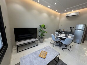 公寓, 1 张特大床, 简易厨房 | 起居区 | 55-英寸智能电视（配备数码频道）