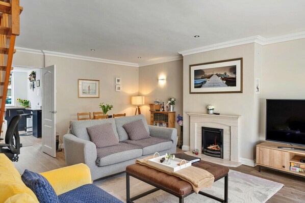 TV, fireplace