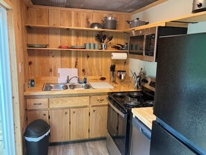 Kjøleskap, mikrobølgeovn, ovn og kokeplater