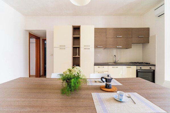 Jääkaappi, liesi, keittoastiat/astiat/ruokailuvälineet