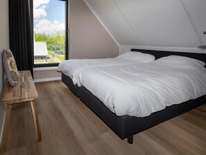 Villa | 5 bedrooms, individually furnished, bed sheets - Beautiful Villa on the Water in Friesland (Sint Nicolaasga)