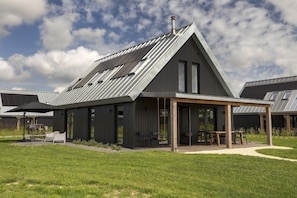 Exterior - Beautiful Villa on the Water in Friesland (Sint Nicolaasga)