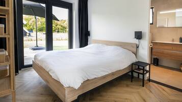 5 bedrooms, individually furnished, bed sheets