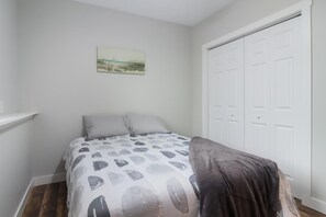 2 bedrooms, iron/ironing board, free WiFi, bed sheets - SugarLoaf Mountain View (Cedar)