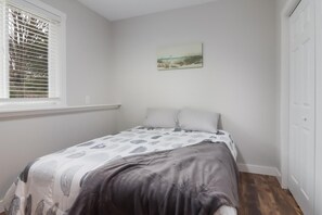 2 bedrooms, iron/ironing board, free WiFi, bed sheets - SugarLoaf Mountain View (Cedar)