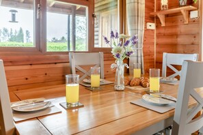 Dining - 2 Bed in Somerton (oc-w29203) (Somerton)