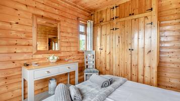 2 bedrooms, iron/ironing board, travel cot, free WiFi