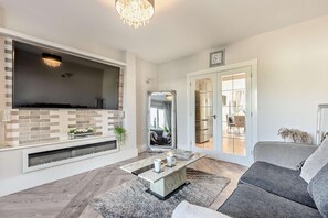 TV - 4 Bed in Torrington (oc-s29223) (Great Torrington)