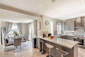 Oven, dishwasher, high chair, cookware/dishes/utensils - 4 Bed in Torrington (oc-s29223) (Great Torrington)