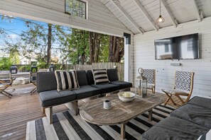 Outdoor dining - Historic Hill Street Home - Heart of Fish Creek! (Fish Creek)