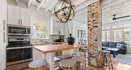 Historic Hill Street Home - Heart of Fish Creek!