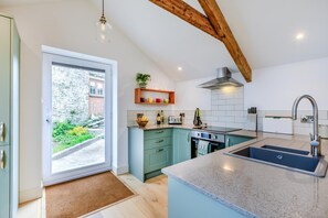 Mikrowelle, Ofen, Geschirrspüler, Kochgeschirr/Geschirr/Besteck