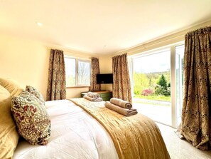 2 bedrooms, iron/ironing board, travel crib, WiFi (free)