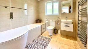 A modern bathroom with a freestanding bathtub, a toilet, a sink, and a mirror. - 2 Bed in Witheridge (oc-b29206) (Witheridge)