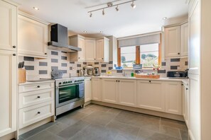 Mikrowelle, Ofen, Geschirrspüler, Hochstuhl