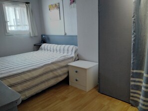 2 Schlafzimmer, Bügeleisen/Bügelbrett
